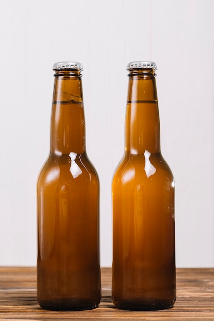 Close-up, de, dois, garrafas cerveja, ligado, madeira, superfície