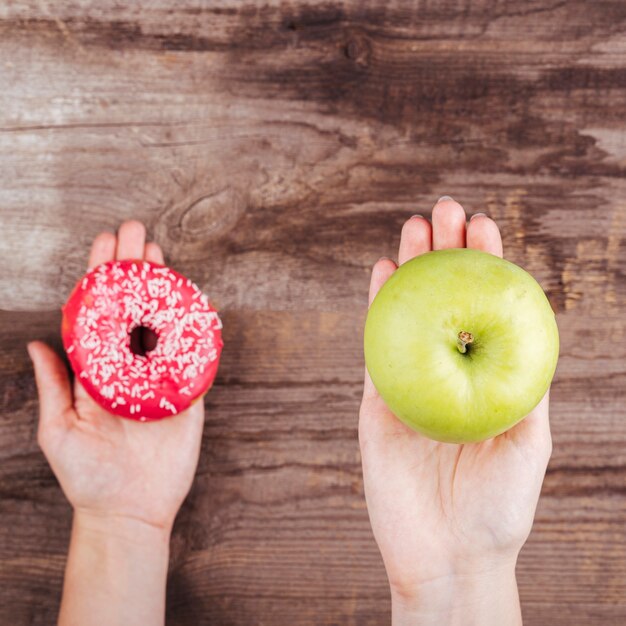 Close-up, de, donut, e, maçã, em, palmas