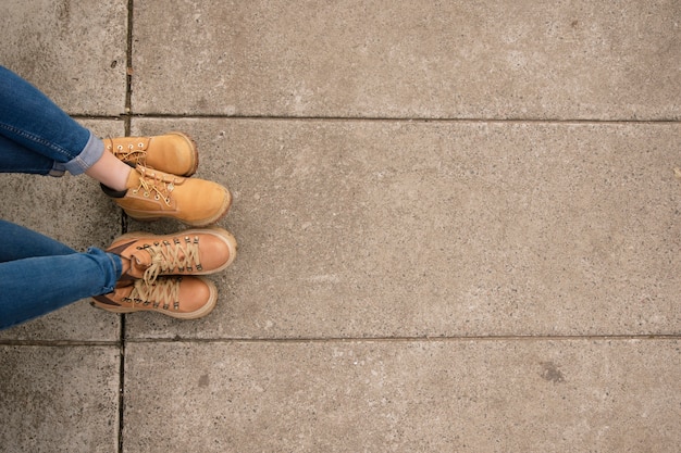 Close up de duas botas de mulheres com espaço para texto