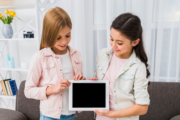 Foto grátis close-up, de, duas meninas, olhar, tablete digital, em, mãos
