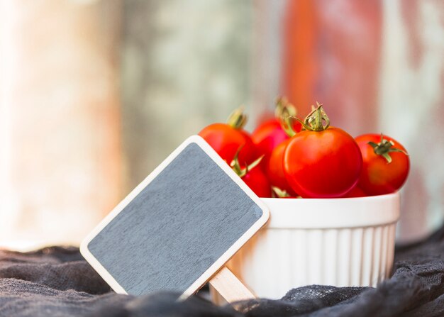 Close-up, de, em branco, ardósia, e, tomates cereja, em, recipiente