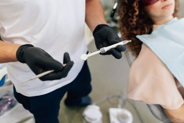 Close-up de equipamento de dentista com paciente