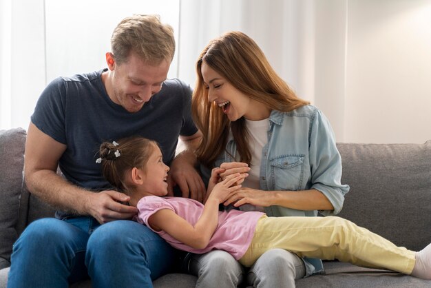 Close-up de família feliz passando um tempo juntos