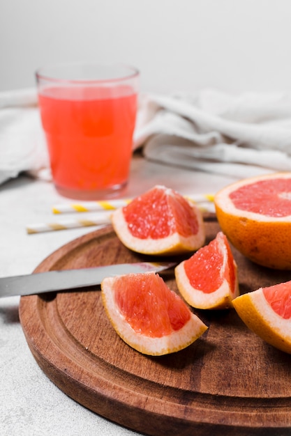 Close-up de fatias de toranja com suco