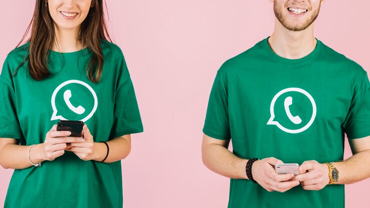 Foto grátis close-up, de, feliz, homem mulher, segurando, telefone móvel