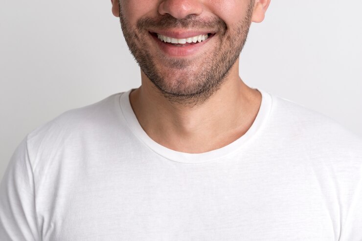 Foto grátis close-up, de, feliz, restolho, homem jovem, contra, branca, fundo