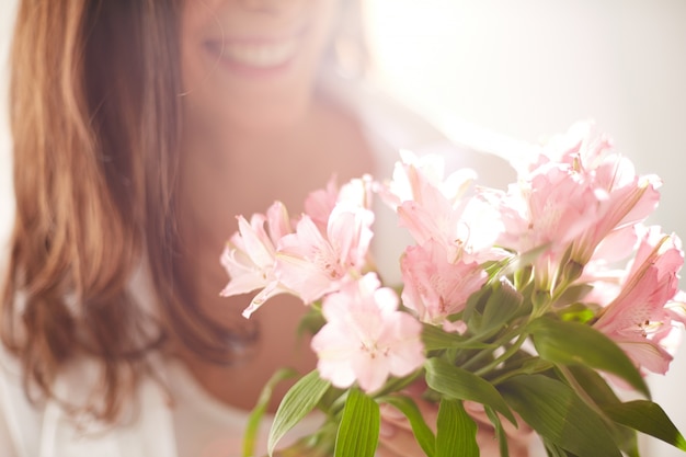 Foto grátis close-up de flores em um dia ensolarado