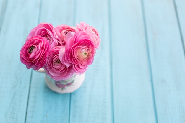 Foto grátis close-up de flores rosa bonito com fundo azul