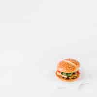 Foto grátis close-up, de, fresco, hambúrguer, ligado, tecido papel, sobre, branca, fundo