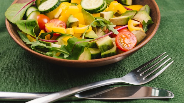 Close-up, de, fresco, misturado, salada vegetal, e, cutelaria, ligado, verde, toalha de mesa