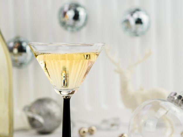 Close-up de garrafa de champanhe com globos de prata