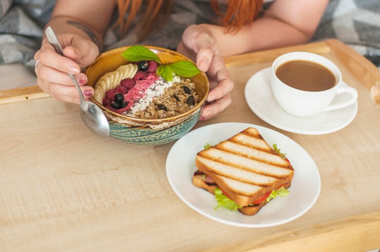 Foto grátis close-up de granola caseira deliciosa saudável na bandeja de madeira