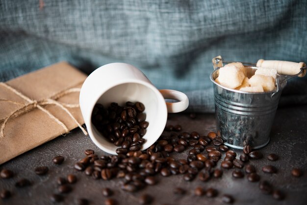 Close-up de grãos de café torrados em um copo