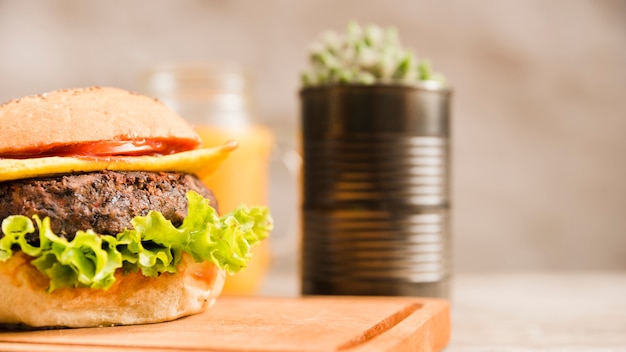 Close-up, de, hamburger, ligado, tábua cortante