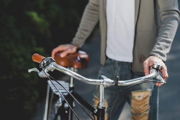 Foto grátis close-up, de, homem, com, bicicleta