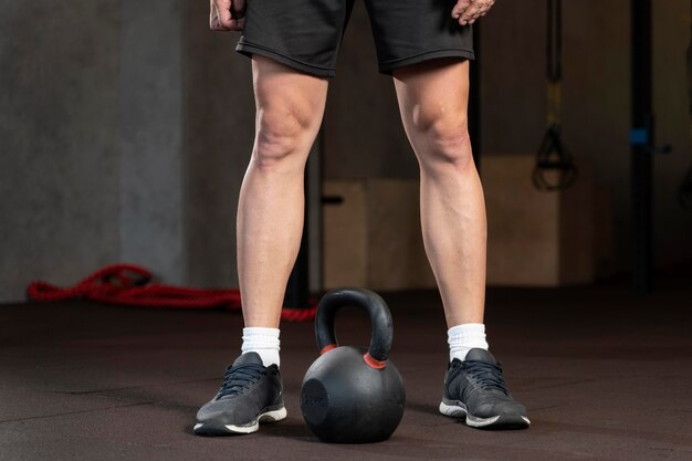 Close-up de homem fazendo treino de crossfit