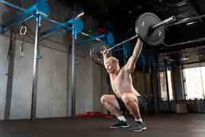 Foto grátis close-up de homem fazendo treino de crossfit