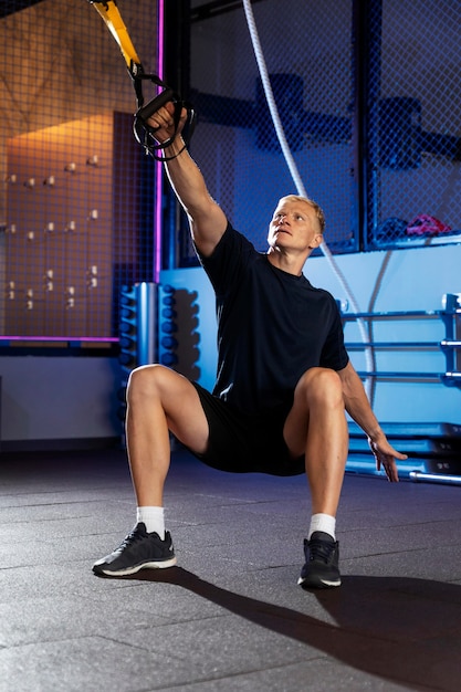 Foto grátis close-up de homem fazendo treino de crossfit