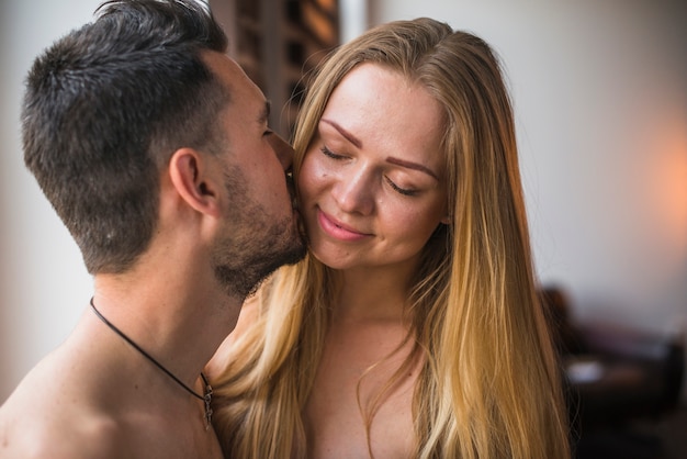 Foto grátis close-up, de, homem jovem, beijando, dela, namorada