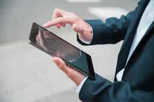 Foto grátis close-up, de, homem negócios, mão, usando, tablete digital