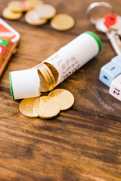 Close-up de invólucro quebrado com moedas de euro na mesa de madeira