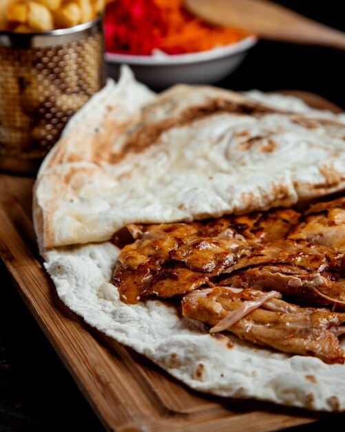 Close-up de kebab de doner de frango com pão sírio