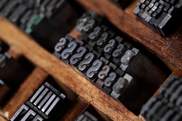 Close-up de letras tipográficas metálicas