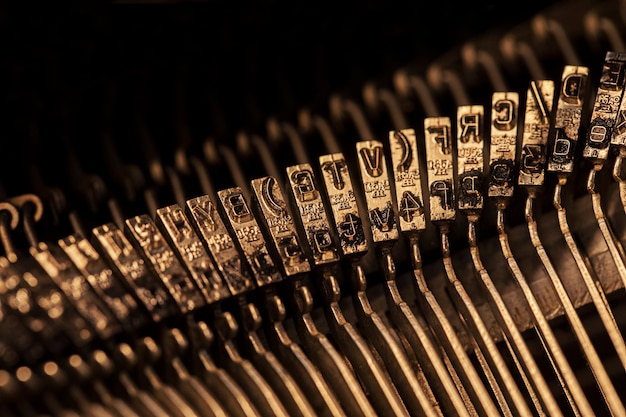 Close-up de letras tipográficas metálicas