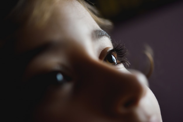 Close-up de linda menina olhos castanhos