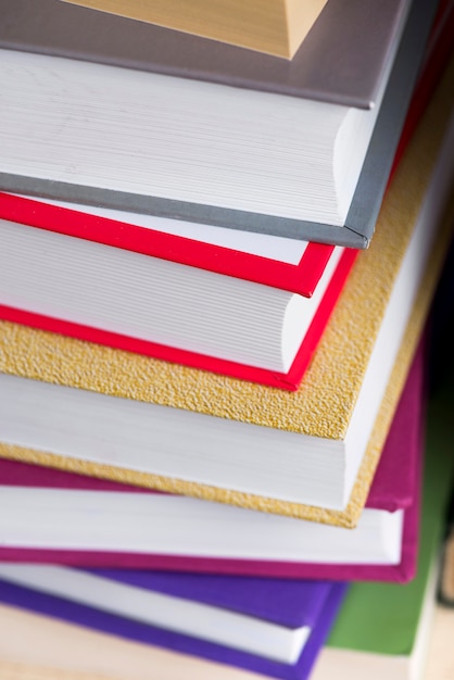 Foto grátis close-up de livros com capas coloridas