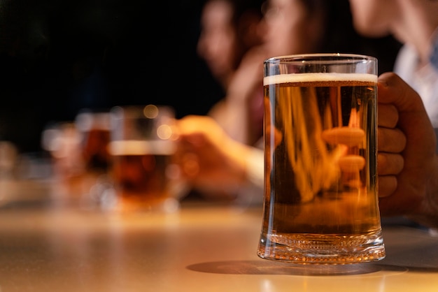 Foto grátis close-up de mão segurando uma caneca de cerveja