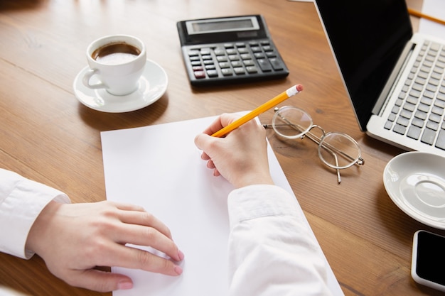 Close-up de mãos femininas brancas trabalhando em executivos de escritório