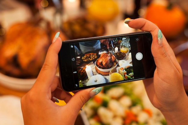 Close-up de mãos segurando um smartphone