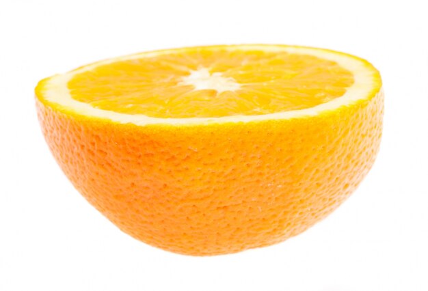 Close-up de meia laranja em fundo branco