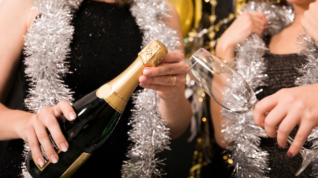 Close up de meninas com champanhe na festa de ano novo