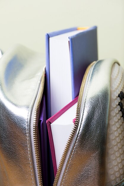 Close-up de mochila com vários livros