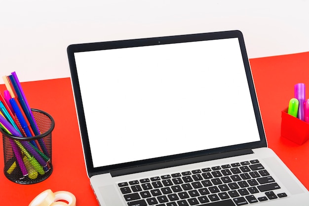 Close-up, de, modernos, laptop, com, em branco, tela branca, ligado, vermelho, tabela