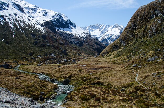 Close up de montanhas nevadas na trilha Routeburn, Nova Zelândia