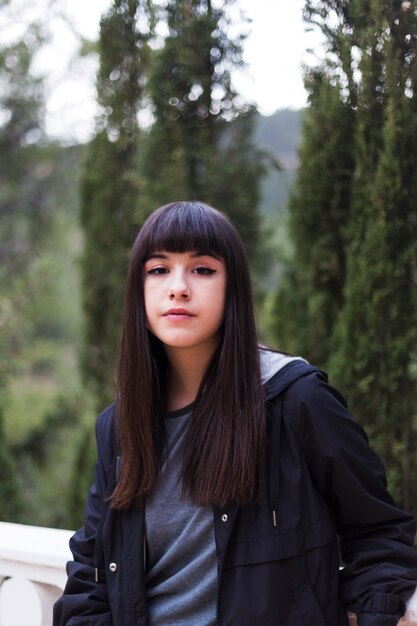 Close-up, de, mulher bonita, com, cabelo franja