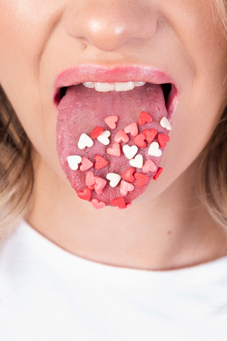 Foto grátis close-up, de, mulher, comer doce