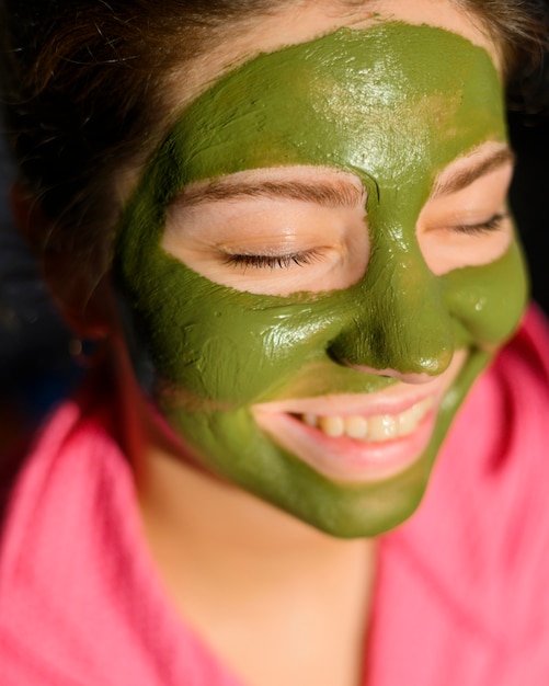 Foto grátis close-up, de, mulher, desgastar máscara facial