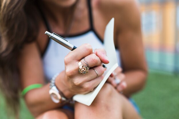 Close-up, de, mulher, escrita, ligado, caderno, com, caneta