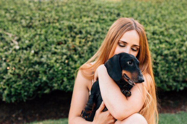 Foto grátis close-up, de, mulher jovem, abraçar, dela, cão