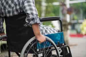 Foto grátis close-up, de, mulher sênior, passe roda, de, cadeira rodas, durante, passeio, em, hospitalar