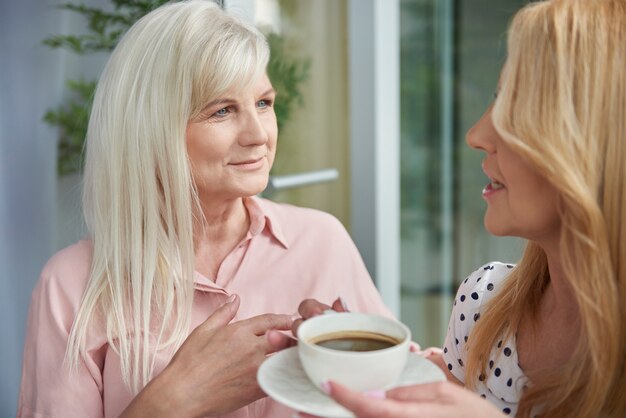 Foto grátis close-up de mulheres maduras tomando um bom café na varanda