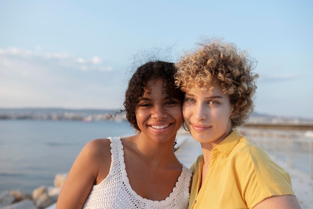 Foto grátis close-up de mulheres sorridentes posando