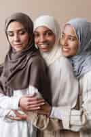 Foto grátis close up de mulheres sorridentes usando hijab