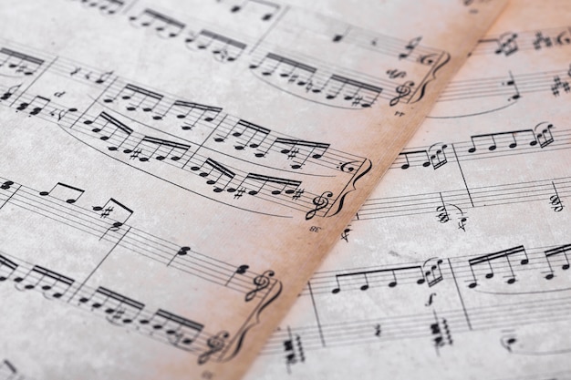 Foto grátis close up de notas musicais no papel