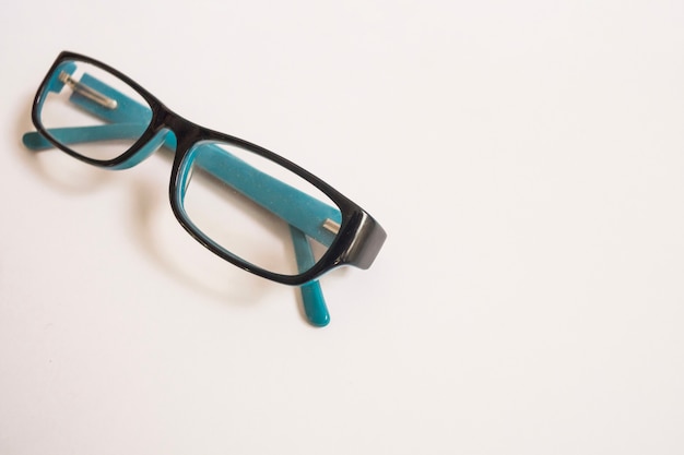 Close-up de óculos elegantes
