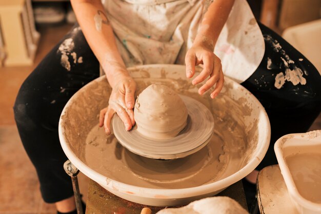 Close-up, de, oleiro, mãos, trabalhar, roda cerâmica